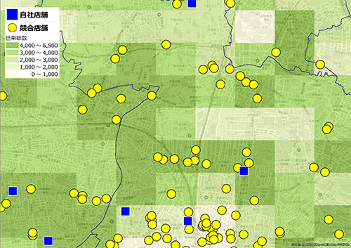 自社店舗と競合店舗の分布を示す地図。地図上には青い四角で示された自社店舗と、黄色い円で示された競合店舗が配置されている。背景の地図には、世帯総数が色分けされて表示されており、緑色の濃淡で表現されている。濃い緑は世帯数が多いエリアを示し、薄い緑は世帯数が少ないエリアを示している。自社店舗と競合店舗の位置関係と、各エリアの人口分布が視覚的にわかるように表示されている。