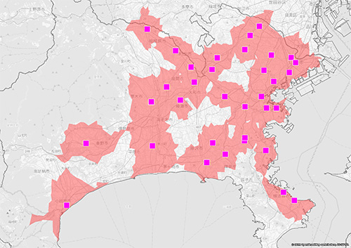 関東地方の広範囲にわたるエリアを対象とした地図。地図上にはピンク色の四角形で示されたポイントが複数配置され、それぞれが赤色のエリア内に位置しています。これらのエリアは、特定の店舗や施設の影響範囲を示している可能性があります。背景の地図は白黒で、エリアごとの詳細な地形や都市情報が描かれており、ピンクの四角形が配置された場所の分布が視覚化されています。