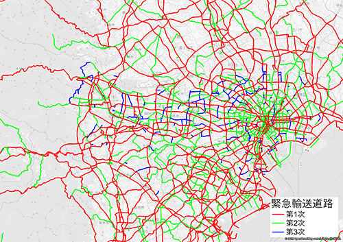 地図上に緊急輸送道路が色分けされて表示されたビジュアル。赤色、緑色、青色の線が、それぞれ第1次、第2次、第3次の緊急輸送道路を示しており、これらの道路網が都市とその周辺に広がっています。地図の右下には凡例があり、各色が示す緊急輸送道路のカテゴリーが記載されています。この地図は、災害時の緊急輸送や物流に関する計画に使用されます。