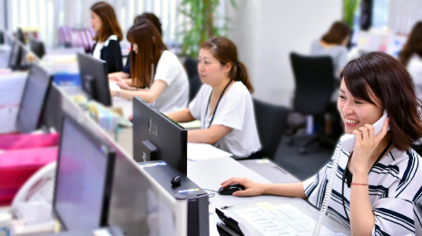 ゼンリングループのDM発送代行サービスのサポートチームが電話でお客様対応をしている様子。